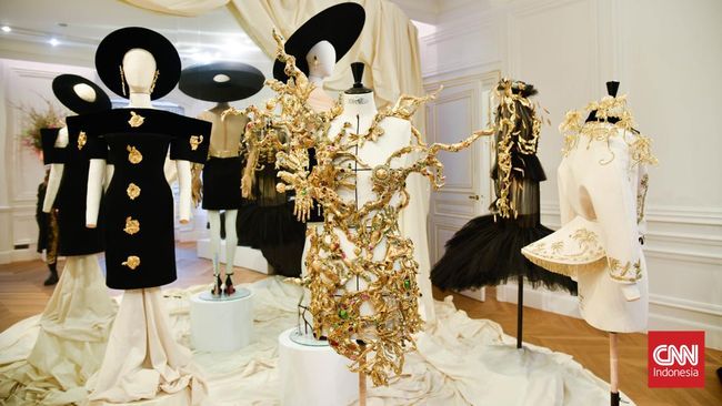 Schiaparelli, rumah mode surealis membuka pekan mode couture Paris pada hari Senin (24/1).
