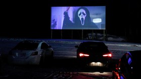 FOTO: Sensasi Menonton Film Horor di Bioskop Drive-in Bersalju