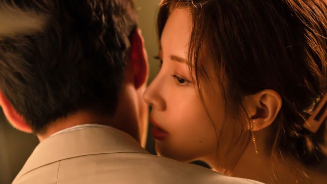 Trailer Love and Leashes menampilkan kamar misterius dan koleksi mainan seks milik karakter Lee Jun-young kepada Seohyun SNSD.