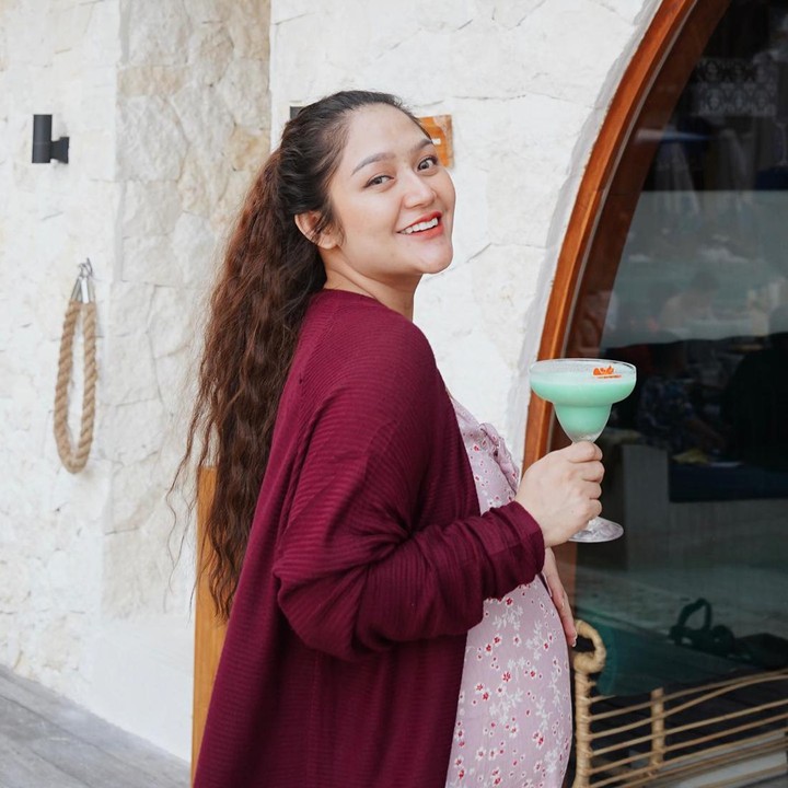 <p>Sebelumnya, Sibad sempat mengalami fase <em>insecure</em> akibat perubahan fisik selama hamil. Namun saat ini ia sudah bisa menerima tubuhnya yang sekarang. (Foto: Instagram @sitibadriahh)</p>
