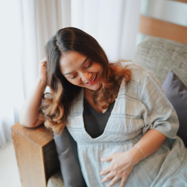 <p>Siti Badriah sangat menikmati momen kehamilannya saat ini. Hanya tinggal menghitung waktu hingga pada akhirnya ia bertemu dengan Si Kecil. (Foto: Instagram @sitibadriahh)</p>