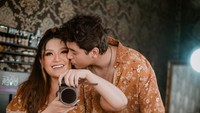 <p>Konsep pemotretan yang simpel tak mengurangi kehangatan dan keharmonisan dari pasangan ini. (Foto: Instagram @krisjianabah @riomotret @riomotretofficial)</p>