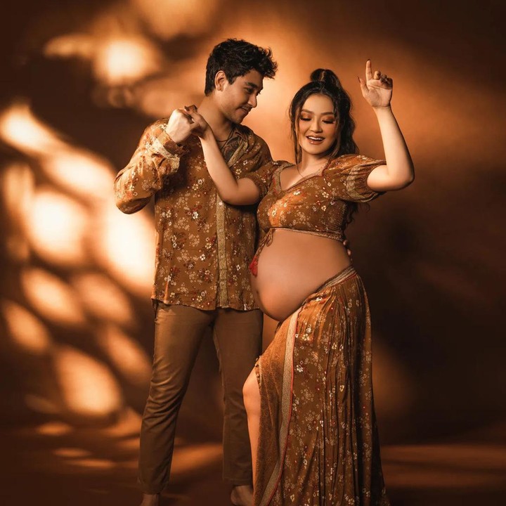 <p>Dengan baby bump yang semakin membesar, pedangdut berusia 30 tahun itu sangat menikmati sesi pemotretan bersama sang suami. Ia dengan percaya diri memperlihatkan perutnya. (Foto: Instagram @krisjianabah @riomotret @riomotretofficial)</p>