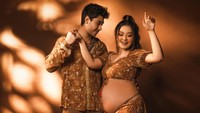 <p>Dengan baby bump yang semakin membesar, pedangdut berusia 30 tahun itu sangat menikmati sesi pemotretan bersama sang suami. Ia dengan percaya diri memperlihatkan perutnya. (Foto: Instagram @krisjianabah @riomotret @riomotretofficial)</p>