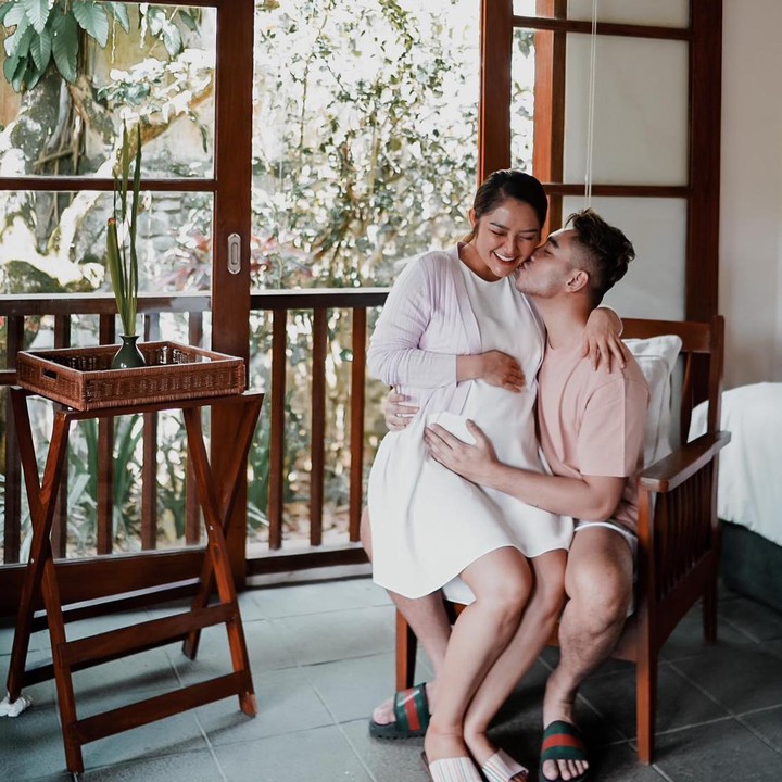 <p>Menikah sejak 25 Juli 2019 lalu, Siti Badriah dan Krisjiana memang semakin mesra sejak menantikan anak pertama mereka. (Foto: Instagram @krisjianabah)</p>