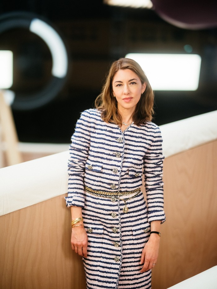 Sutradara Sofia Coppola tampil chic dalam gaun motif garis Chanel couture. Foto: Courtesy of Chanel