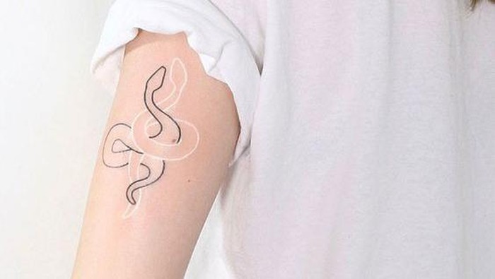 Tato Tinta Hitam Sudah Biasa, Ini 5 Alasan Kamu Perlu Coba White Ink Tattoo yang Bikin Kamu Tampil Beda!