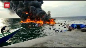 VIDEO: Perahu Angkut BBM dan Sembako Terbakar Tiga ABK Luka Bakar