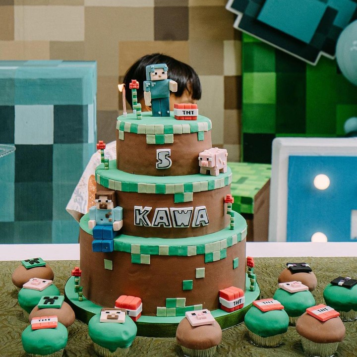<p>Kue ulang tahun Kawa yang tak kalah menarik perhatian. Selain menggemaskan, tampaknya lezat dan disukai anak-anak ya, Bun? (Foto: Instagram @andienaisyah)</p>
