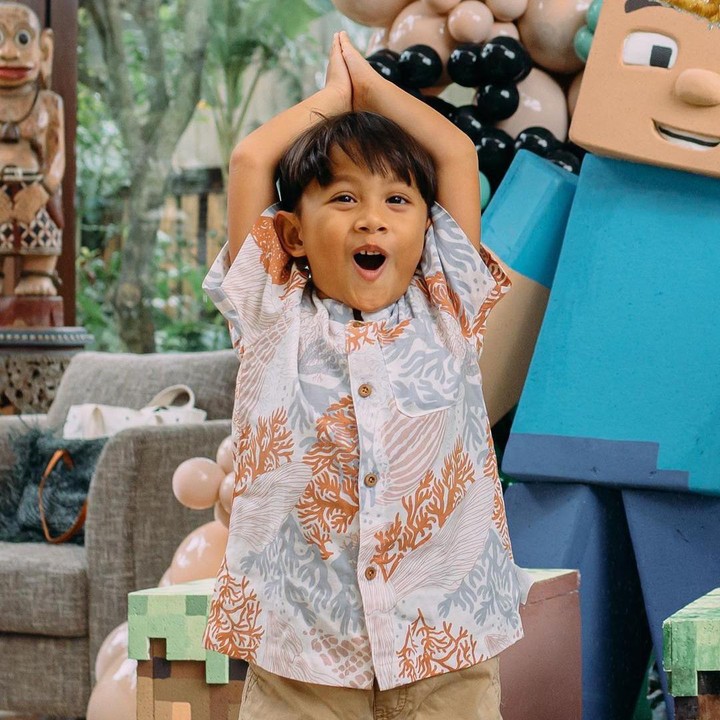 <p>Lagi-lagi sesuai dengan keinginan Kawa, pesta ulang tahun yang kelima ini bertema Minecraft, Bunda. Dekorasinya sangat sempurna, menurut Andien. (Foto: Instagram @andienaisyah)</p>