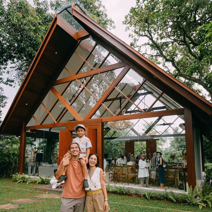 <p>Andien dan suaminya pun memilih lokasi pesta perayaan ulang tahun Kawa tak jauh dari rumah mereka. Menurut Andien tempat itu cocok untuk pesta ulang tahun anak-anak karena menawarkan <em>outdoor space</em> yang sangat nyaman. (Foto: Instagram @andienaisyah)</p>