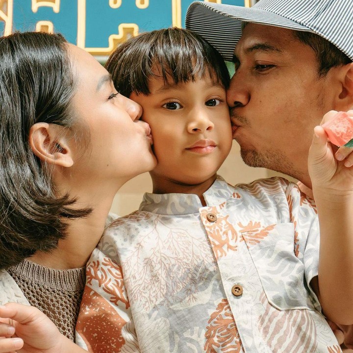 <p>Dapat hadiah kecupan hangat dari bunda dan ayahnya. Kita doakan semoga Kawa menjadi anak yang membanggakan kedua orang tuanya ya! (Foto: Instagram @andienaisyah)</p>