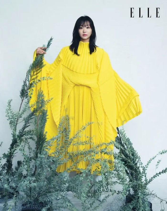 Untuk debutnya di drama, Itaewon Class, Kim Da Mi mengaku mendapat banyak pengalaman. Selama syuting, ia fokus mendalami karakter Jo Yi-seo yang beradu akting dengan Park Seo-Joon. (foto: elle.com.hk)