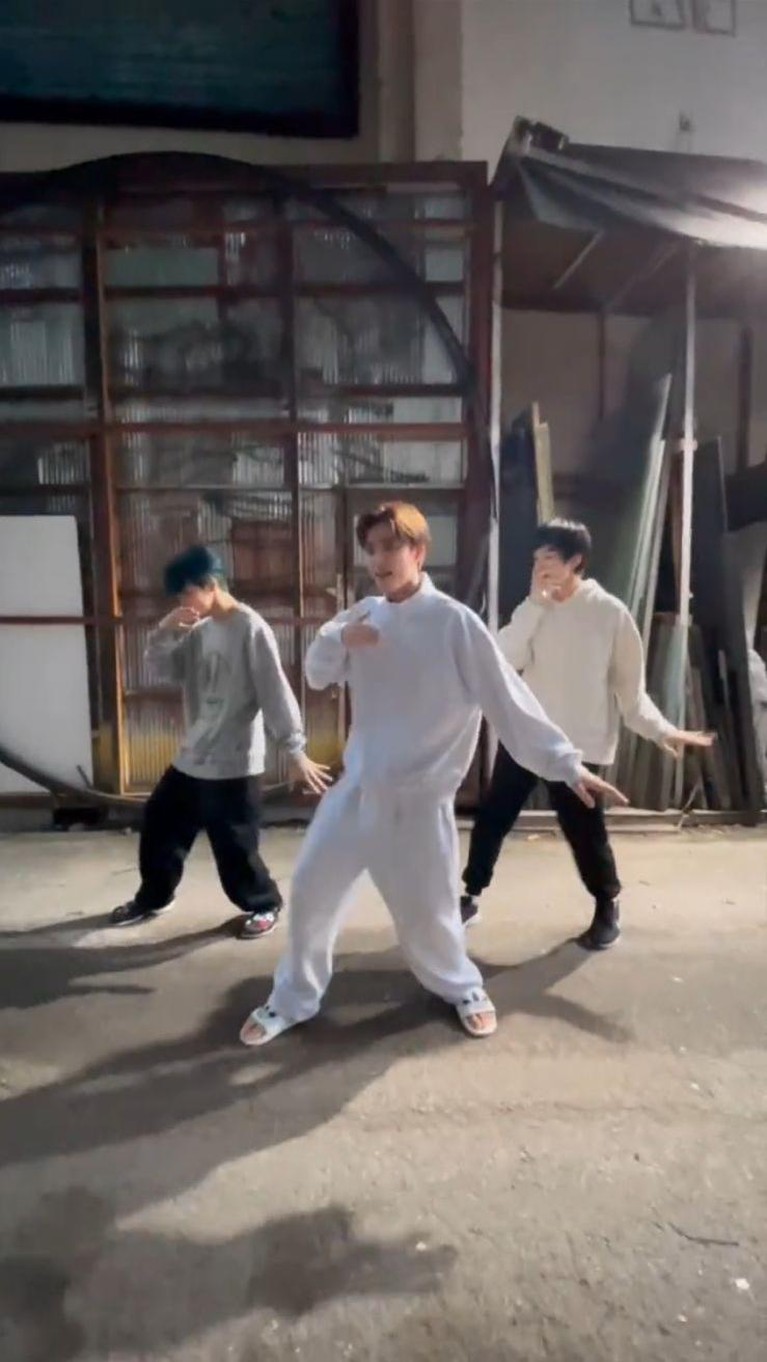 7 Potret NCT Dream Joget TikTok NCTzen Indonesia dibuat heboh oleh aksi NCT Dream joget TikTok pakai lagu dangdut koplo. Yuk intip potretnya!
