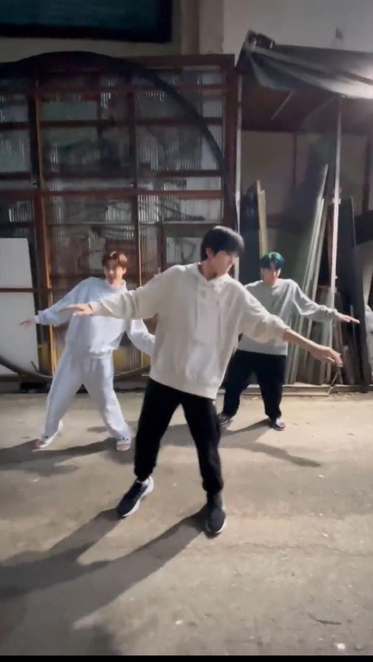 NCTzen Indonesia dibuat heboh oleh aksi NCT Dream joget TikTok pakai lagu dangdut koplo. Yuk intip potretnya!