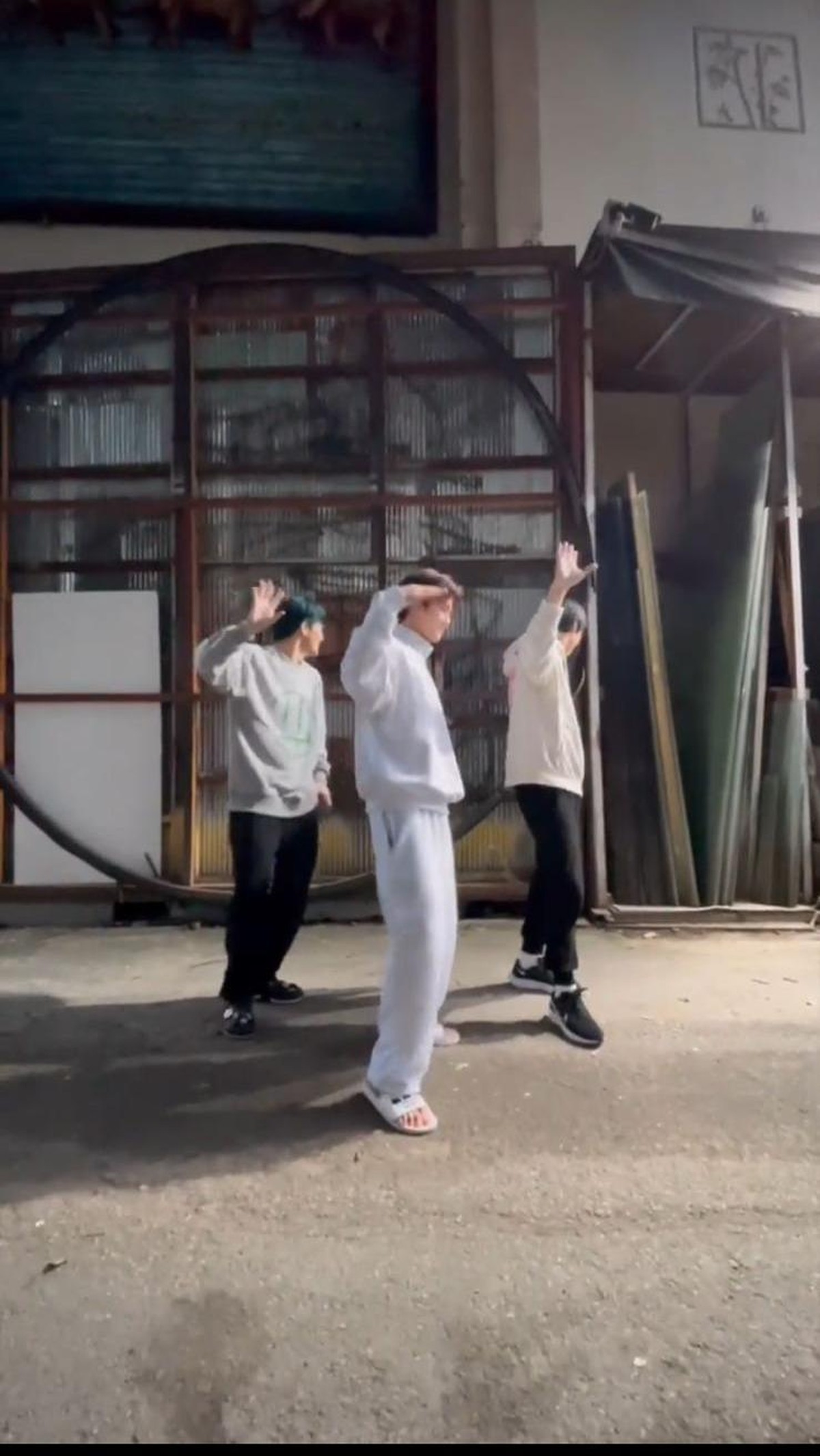 NCTzen Indonesia dibuat heboh oleh aksi NCT Dream joget TikTok pakai lagu dangdut koplo&period; Yuk intip potretnya&excl;