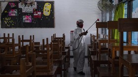 Dilema Anies Setop PTM Dipicu Pelik Aturan Pandemi