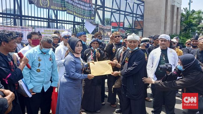 Anggota Dewan Perwakilan Daerah dari Jawa Barat Eni Sumarni menemui massa aksi yang menuntut pemecatan Anggota DPR Arteria Dahlan, Kamis (27/1).