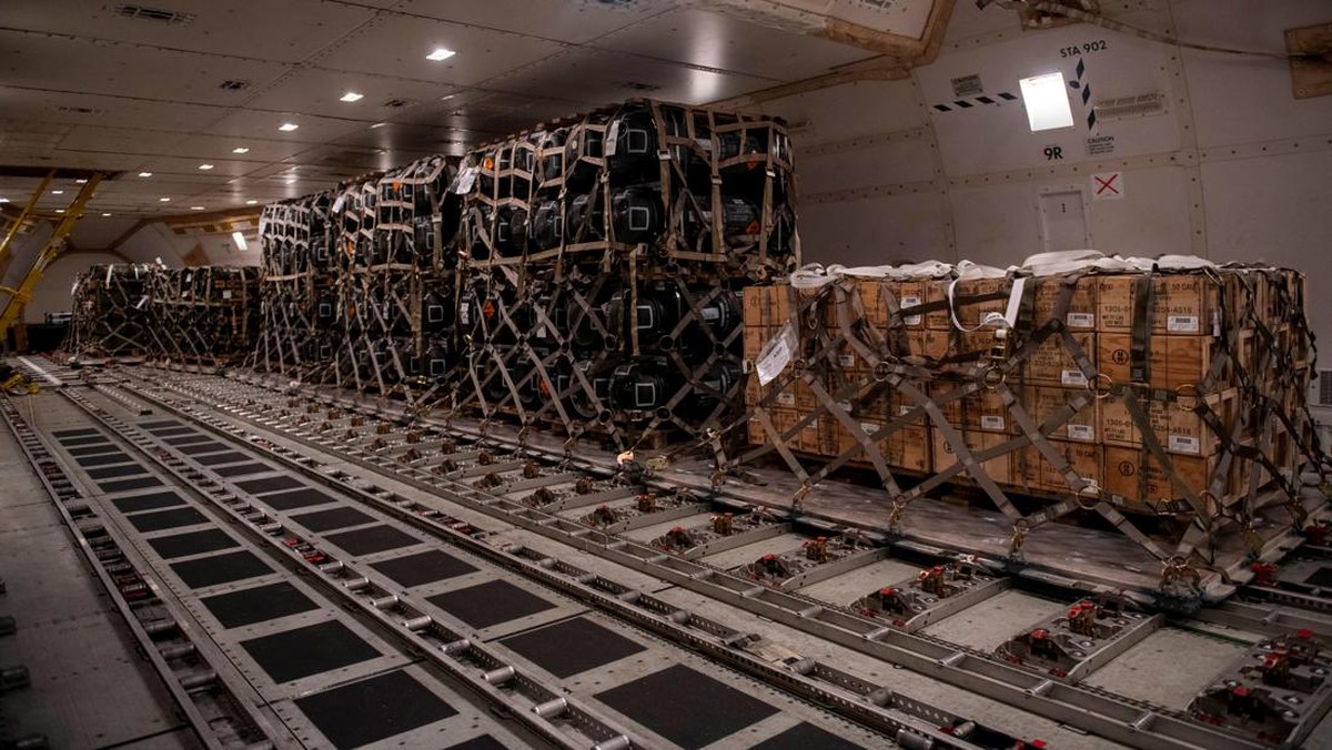 FOTO: Bukti Amunisi hingga Rudal AS Tiba di Ukraina