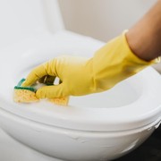 Sering Bawa Handphone ke Toilet? Ini 5 Bahayanya Jika Tidak Segera Dihentikan!