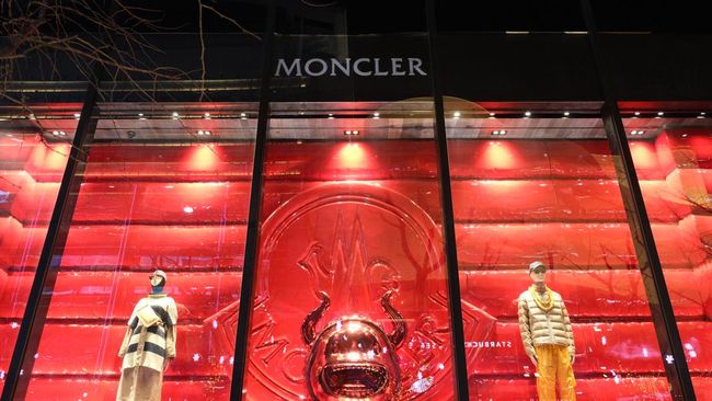 Merek mewah Italia Moncler, yang dikenal dengan desain parkanya berkomitmen untuk tak lagi memakai bulu binatang di koleksi busananya.