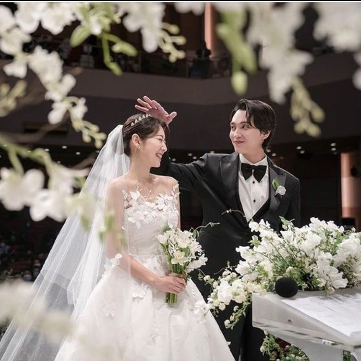 <p>Pasangan artis Park Shin Hye dan Choi Tae Joon menikah dalam sebuah acara tertutup yang dihadiri oleh keluarga dan para sahabat. Saat ini, mereka telah dikaruniai seorang anak laki-laki yang lahir pada 31 Mei 2022, Bunda. Kabar tersebut diumumkan oleh agensi sang aktris, SALT Entertainment. "Park Shin Hye melahirkan seorang anak laki-laki yang sehat dan tengah menjalani proses pemulihan bersama sang suami, Choi Tae Joon," tulis keterangan resmi mereka saat itu, dilansir <em>Soompi.</em> (Foto: Instagram/@grove008, Soulpage Photography & @ssinz7)</p>