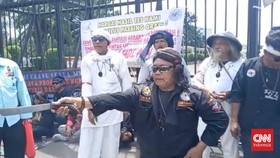 Tuntut Arteria dan MKD Datang, Pedemo DPR Atraksi Debus Pakai Golok