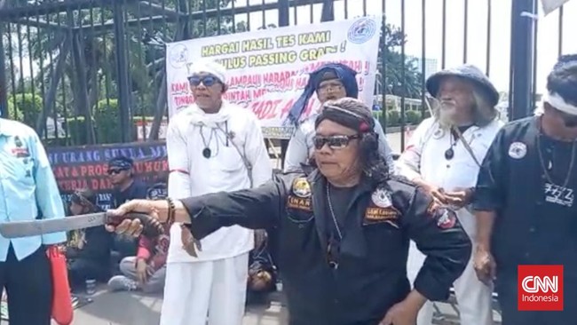Massa dari Aliansi Komunitas Budaya Jawa Barat menggelar debus dalam aksi demo menuntut pemecatan Anggota DPR Arteria Dahlan.