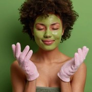 5 Cara Gunakan Exfoliating Gloves dan Kenapa Lebih Unggul Dibanding Body Scrub