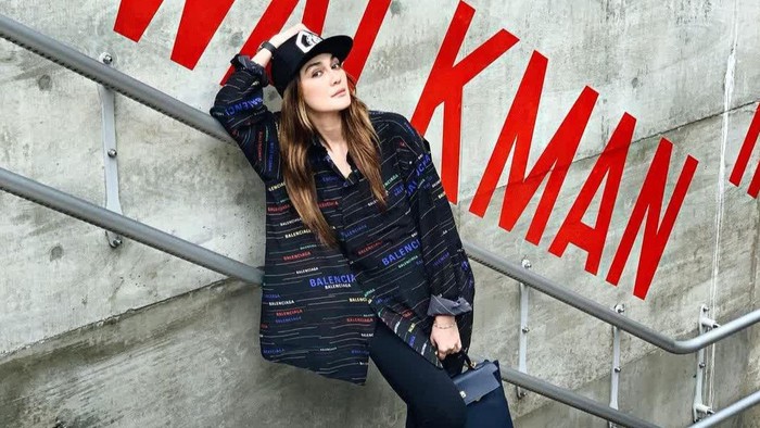 7 Gaya Kasual Luna Maya yang Bisa Diadopsi untuk Tampil Stylish Sekaligus Awet Muda 7 Gaya Kasual Luna Maya yang Bisa Diadopsi untuk Tampil Stylish Sekaligus Awet Muda
