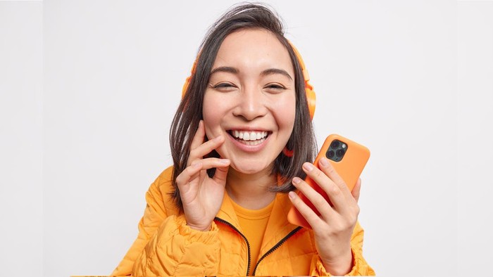 Masih Eksis sampai Sekarang, 5 Hal Ini Bisa Bikin Kamu Nostalgia & Bahagia Waktu Dengerin Radio!