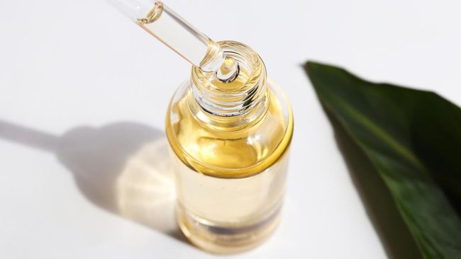 Video Wirda Mansur pakai serum viral di media sosial. Begini cara pakai serum yang benar.