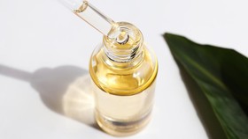 img-title Video Wirda Mansur Pakai Serum Viral, Ini Cara Tepat Pakai Serum