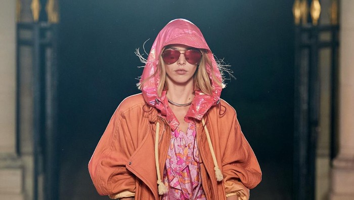 BeauPicks: Jadi Tren Fashion 2022, Ini Ide Gaya Sporty Penuh Warna ala Era '80an BeauPicks: Jadi Tren Fashion 2022, Ini Ide Gaya Sporty Penuh Warna ala Era '80an