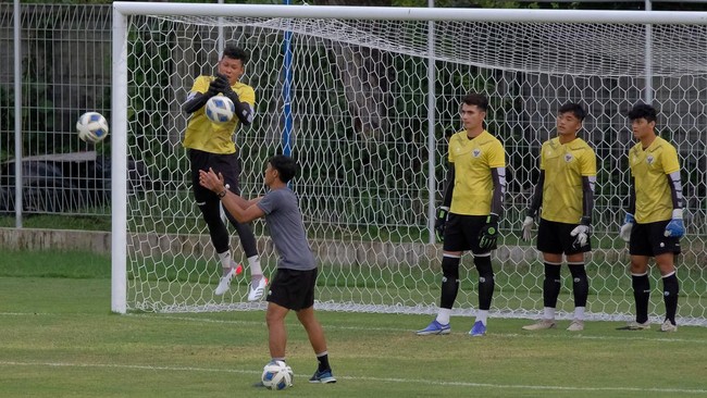 Tiga kiper Timnas Indonesia mencurahkan isi hati ketika diajak berbicara dengan pelatih penjaga gawang Kim Bong Soo.