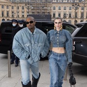 Kanye West Bagi-bagi Tas Hermes Seharga Ratusan Juta untuk Julia Fox dan 4 Temannya