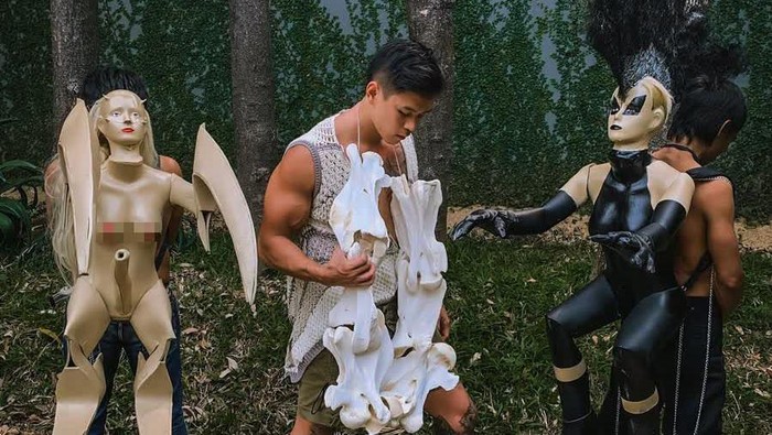 Tas dari Tulang Manusia? Berikut 3 Aksi Kontroversial dari Arnold Putra