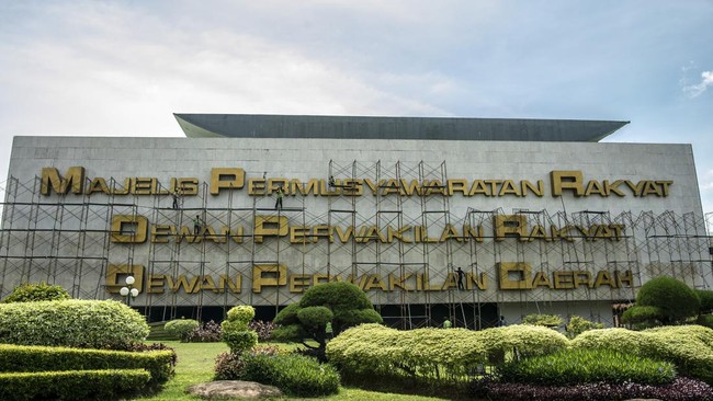 Peneliti Formappi, Lucius Karus mengatakan kinerja anggota DPR di bidang legislasi lebih menunjukkan mereka sebagai wakil partai politik, bukan wakil rakyat.