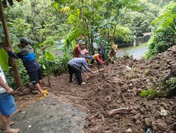 Tebing Longsor Tutup Akses Jalan Desa Menawan Kudus