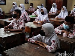 Usulan Soal Penghentian PTM 100 Persen Ditolak Luhut, Anies: Kita Ikuti Pusat