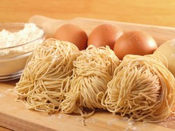 Ini Manfaat Sehat Konsumsi Mie Telur yang Mulur Gurih
