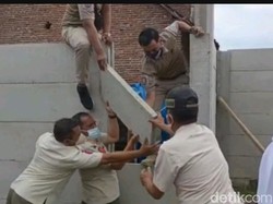 Pagar Beton yang Tutup Akses Rumah Warga di Malang Akhirnya Dibongkar