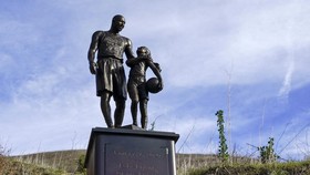 Patung Kobe Bryant Dipajang di Lokasi Kecelakaan