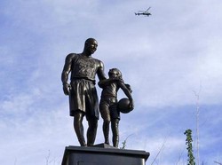 Patung Kobe Bryant Dibangun di Lokasi Kecelakaan