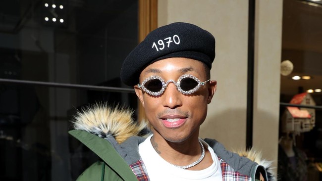 Pharrell Williams Jadi Model Pertama Pria untuk Tas Chanel