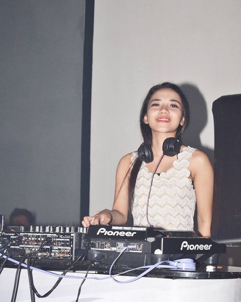 Potret DJ Indah Cleo Asal Bukittinggi DJ Indah Cleo asal Bukittinggi menjadi perbincangan publik karena jadi korban tewas bentrokan di Sorong. Yuk intip potretnya!
