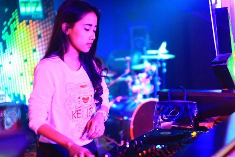 Potret DJ Indah Cleo Asal Bukittinggi DJ Indah Cleo asal Bukittinggi menjadi perbincangan publik karena jadi korban tewas bentrokan di Sorong. Yuk intip potretnya!