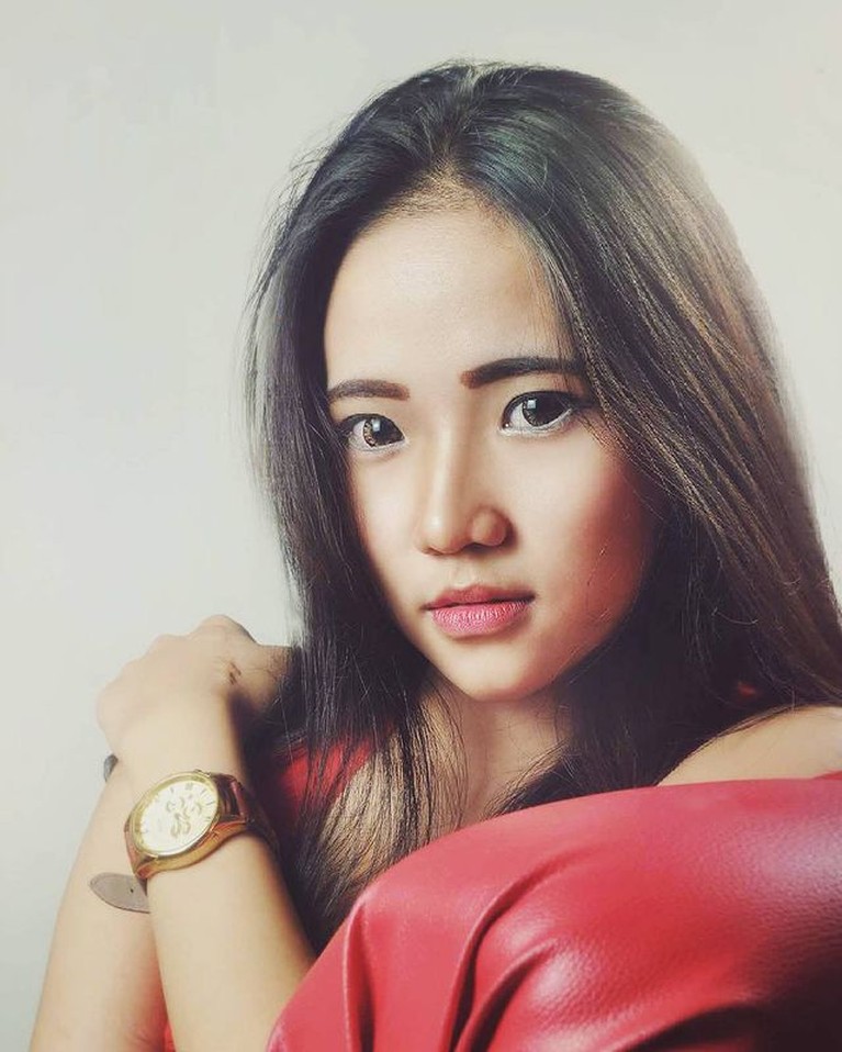 Potret DJ Indah Cleo Asal Bukittinggi DJ Indah Cleo asal Bukittinggi menjadi perbincangan publik karena jadi korban tewas bentrokan di Sorong. Yuk intip potretnya!