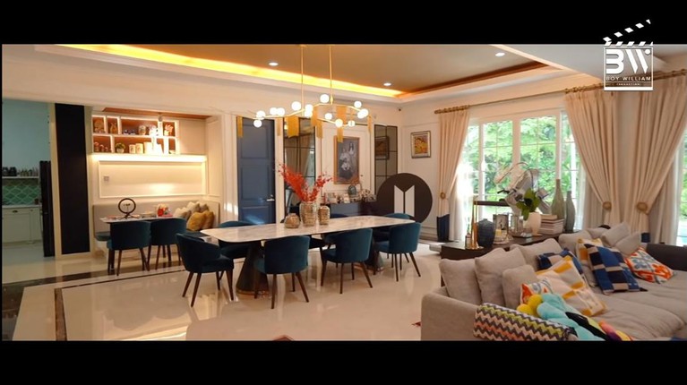 Luna Maya memiliki rumah mewah yang pernah ditawar seharga Rp25 miliar. Yuk intip potret rumahnya!