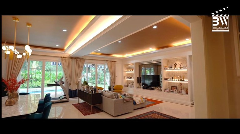 Luna Maya memiliki rumah mewah yang pernah ditawar seharga Rp25 miliar. Yuk intip potret rumahnya!